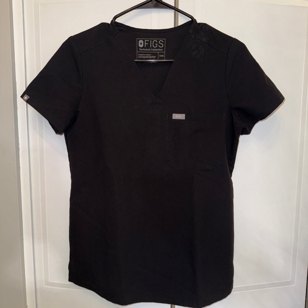 FIGS Scrubs Technical Collection Top & Jogger Bottoms in